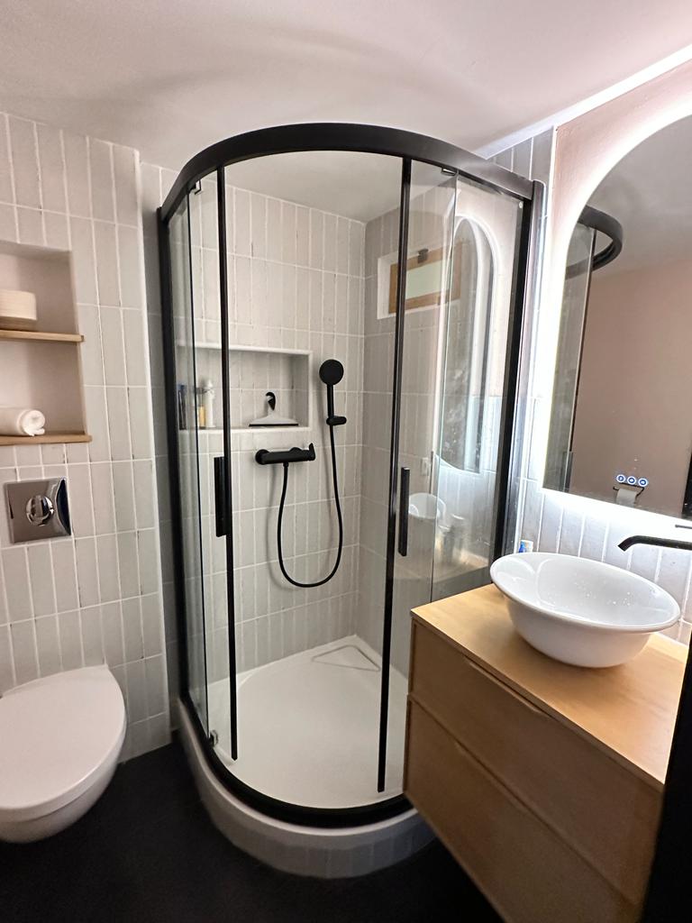 Installation douche arrondie et vasque à Marseille – Catanzaro Plomberie