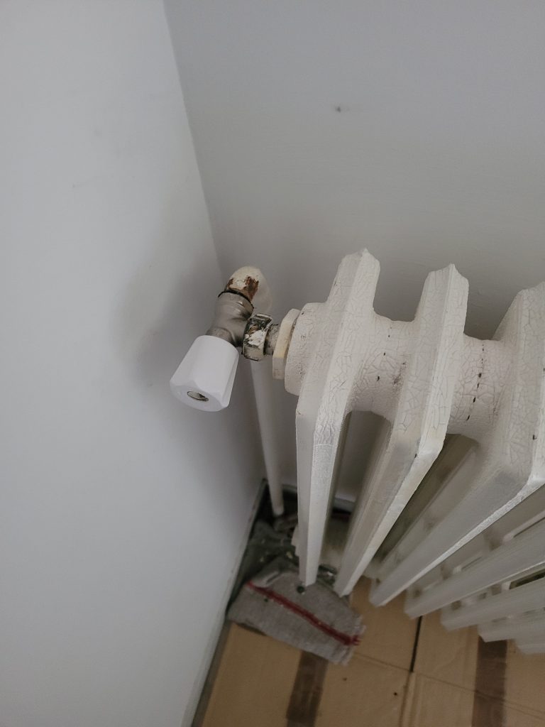 Radiateur en fonte avec robinet thermostatique installé à Marseille – Catanzaro Plomberie