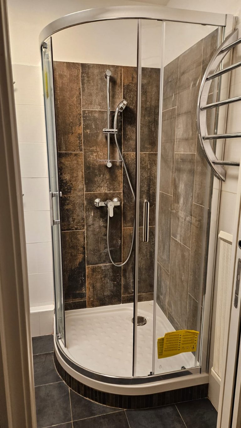 Installation bac à douche extra-plat avec parois vitrées à Marseille par Catanzaro Plomberie, expert en rénovation de salle de bain