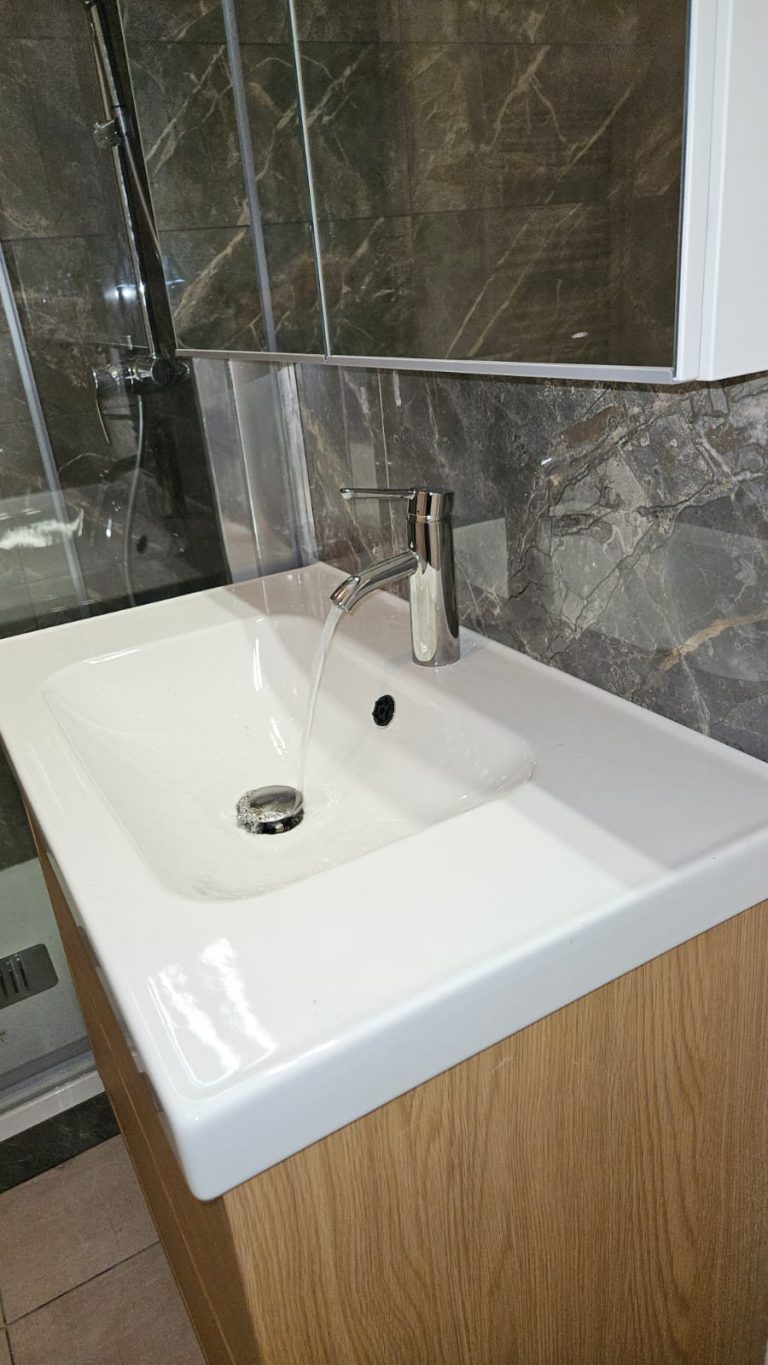 Lavabo moderne avec mitigeur chromé installé à Marseille par Catanzaro Plomberie