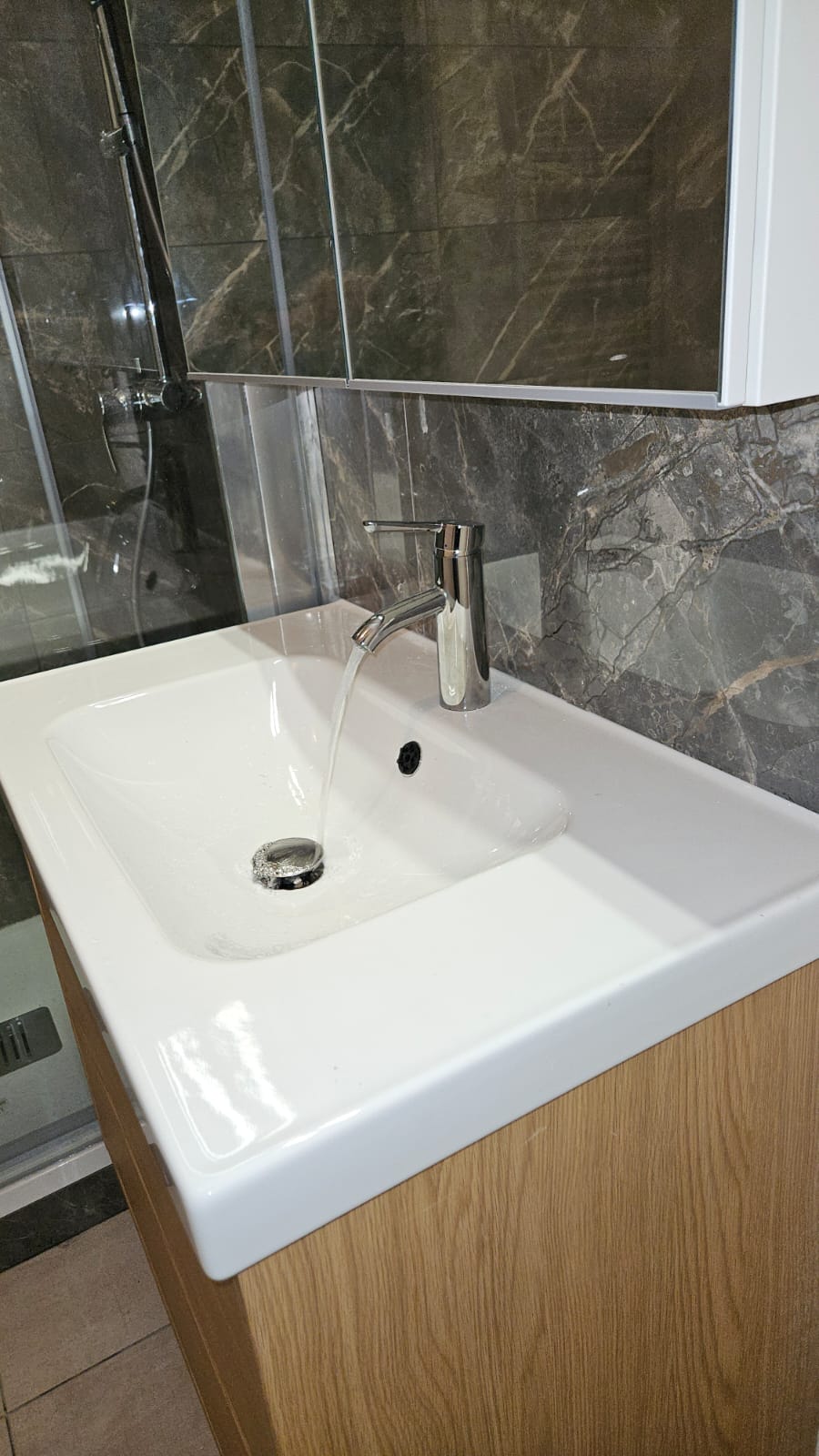 Lavabo moderne avec mitigeur chromé installé à Marseille par Catanzaro Plomberie