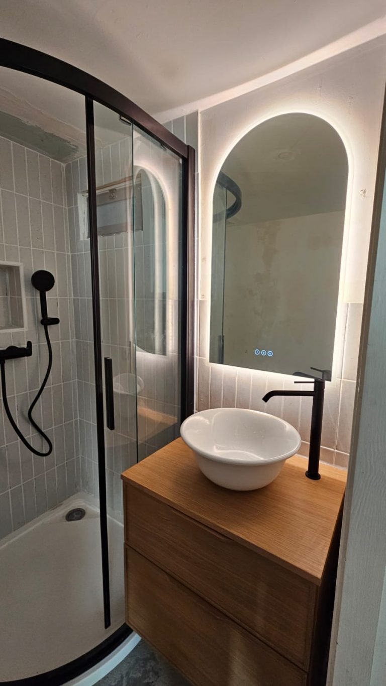 Installation lavabo salle de bain moderne à Marseille – Catanzaro Plomberie