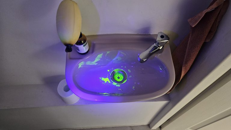 Recherche de fuite à Marseille au traceur fluorescent UV sur un lavabo – Catanzaro Plomberie